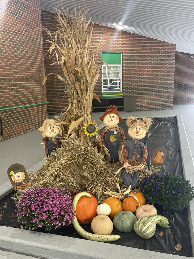 Green Hills Elementary extends a big thank you to Matt’s Feed and Seed for providing our beautiful fall decorations! 🎃🍁