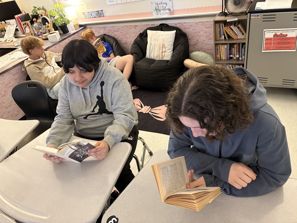 Building Bookworms 📚🐛 Mrs. Mitchell's 10th grade English classes participate in Sustained Silent Reading (SSR) each week. SSR offers multiple benefits like improved reading comprehension and increased reading stamina/fluency while encouraging a greater love for reading. Students pick a book of their choice, get comfortable, and read silently until the timer goes off.