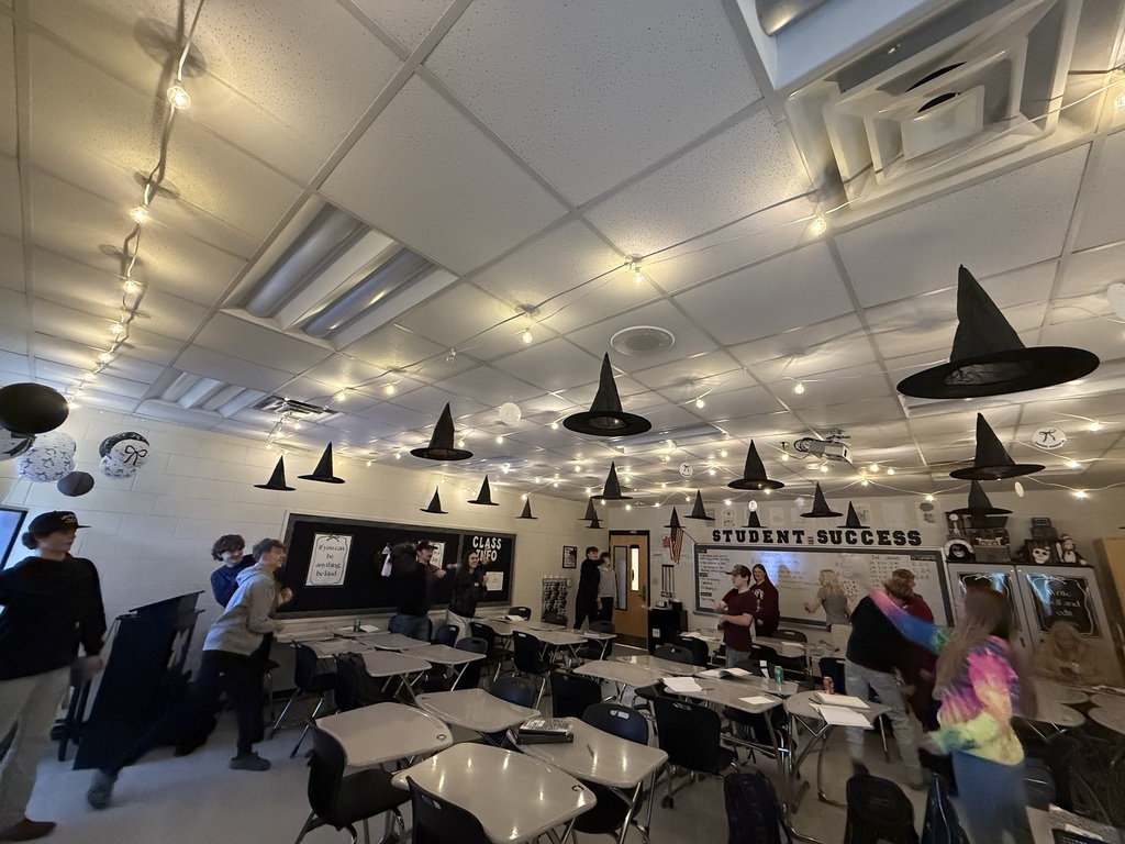 Students in Mrs. Bowling’s English classes had a snowball fight to learn about symbolism. Students were tasked with drawing an image on a piece of paper, tossing it to a classmate, and then identifying the meaning behind the symbol. ❄️✏️