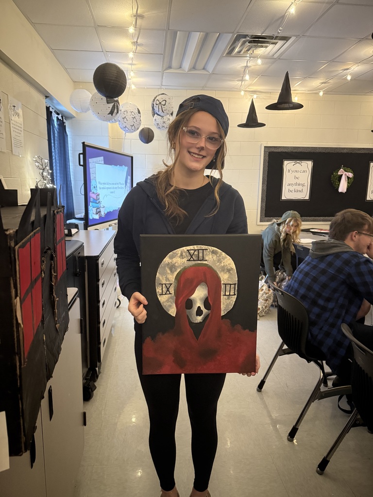 Students in Mrs. Bowling’s English classes presented projects that they created over the story “The Maque of the Red Death” by Edgar Allan Poe. Students were tasked with recreating a symbol from the story, sharing their product with the class, and explaining the significance of the symbol. 🎭📖
