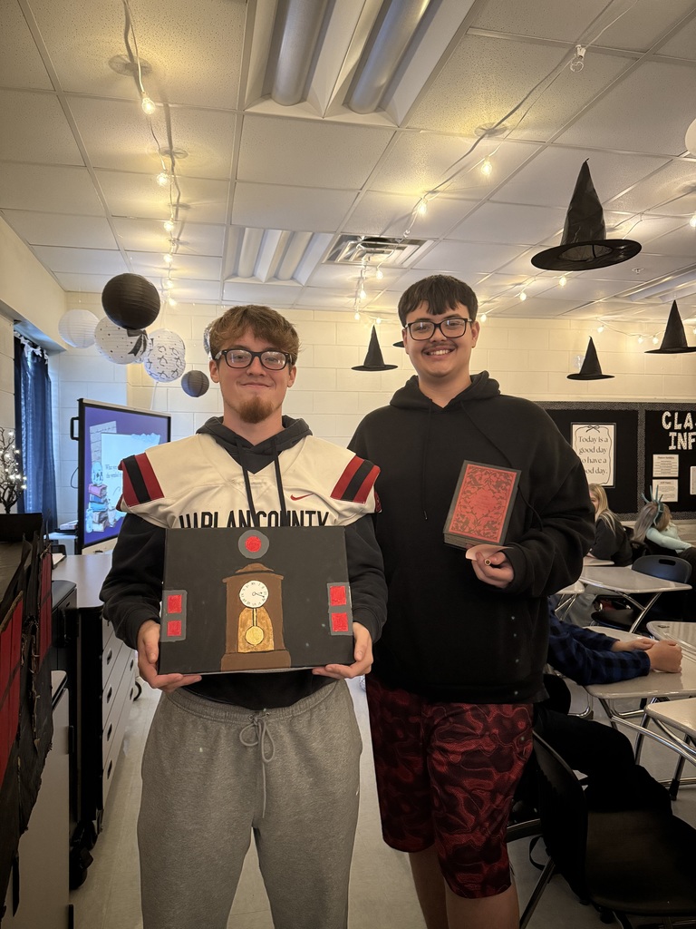 Students in Mrs. Bowling’s English classes presented projects that they created over the story “The Maque of the Red Death” by Edgar Allan Poe. Students were tasked with recreating a symbol from the story, sharing their product with the class, and explaining the significance of the symbol. 🎭📖