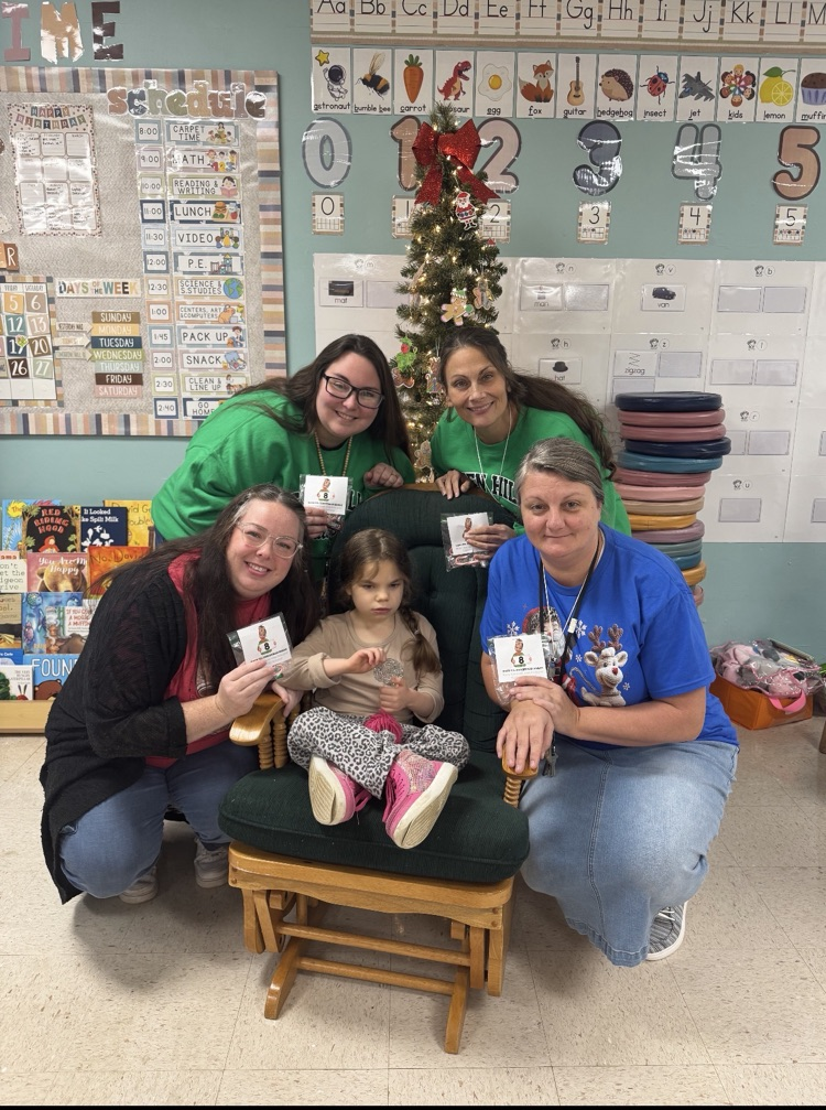 Kinder-elve 8 was busy delivering treats today. 🎄