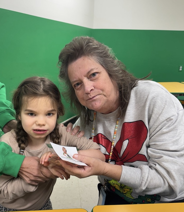 Kinder-elve 8 was busy delivering treats today. 🎄