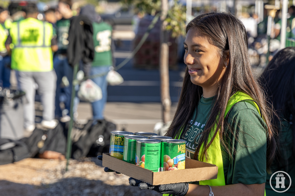 It was an incredible day of teamwork and giving back!   Thanks to the support of our amazing volunteers and partners, 725 households received a total of 37,659 pounds of food. This effort wouldn’t have been possible without the San Antonio Food Bank—thank you for your partnership and dedication to our community.   We also want to recognize the hardworking student volunteers from Harlandale and McCollum HS, including members of the Volleyball and Football teams, HHS Safe Students and CIS. Your energy and commitment truly made a difference today, and we couldn’t be prouder to see our Harlandale Legacy in action!