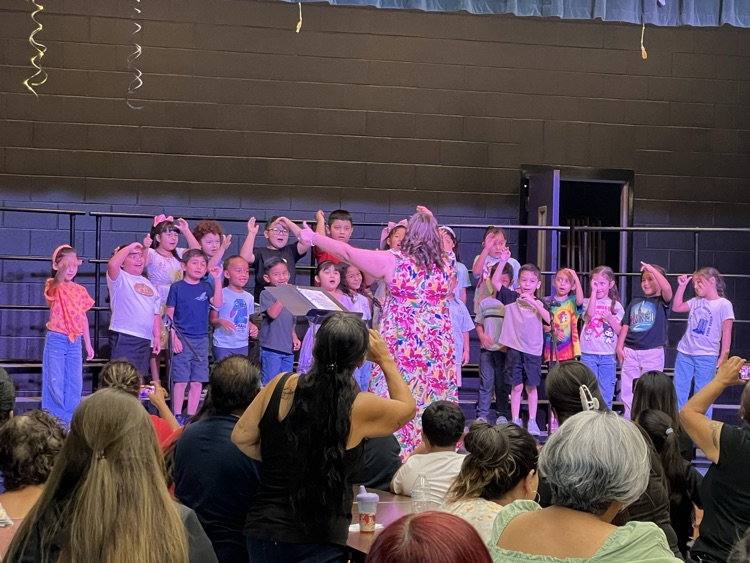 children singing 