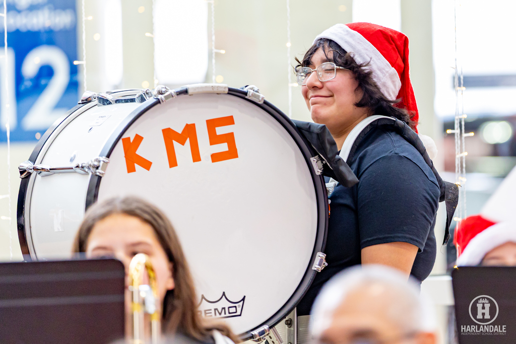 251213 Airport Concert-30