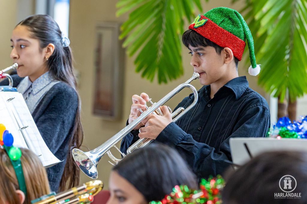 251213 Airport Concert-39