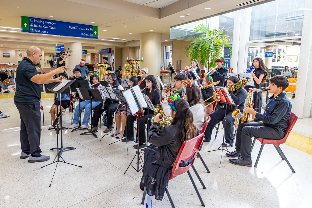 251213 Airport Concert-38