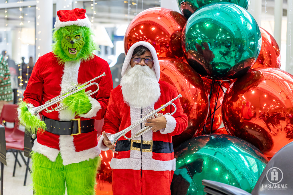 251213 Airport Concert-12