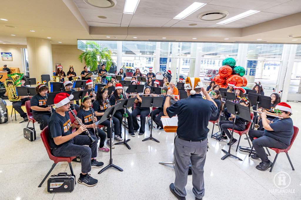 251213 Airport Concert-17