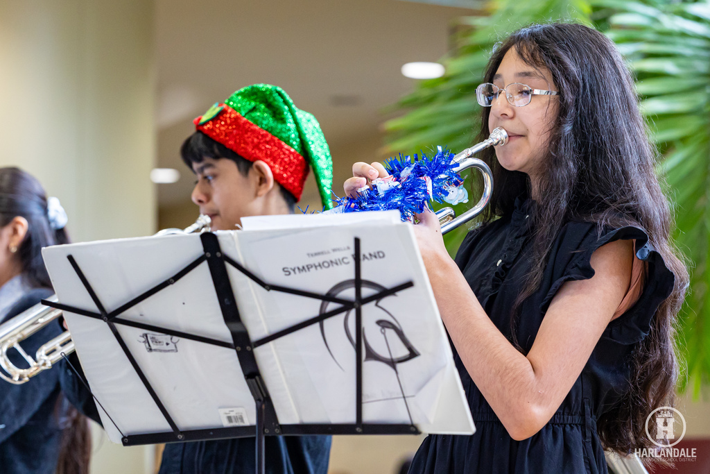 251213 Airport Concert-40