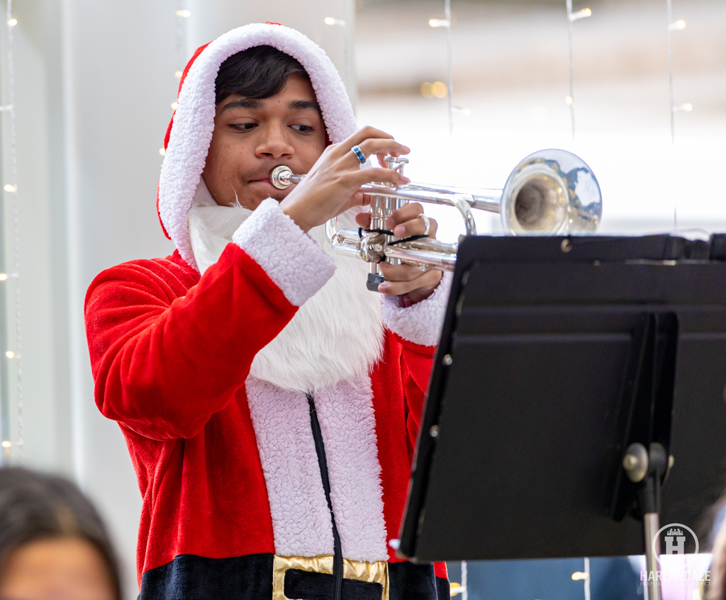 251213 Airport Concert-9