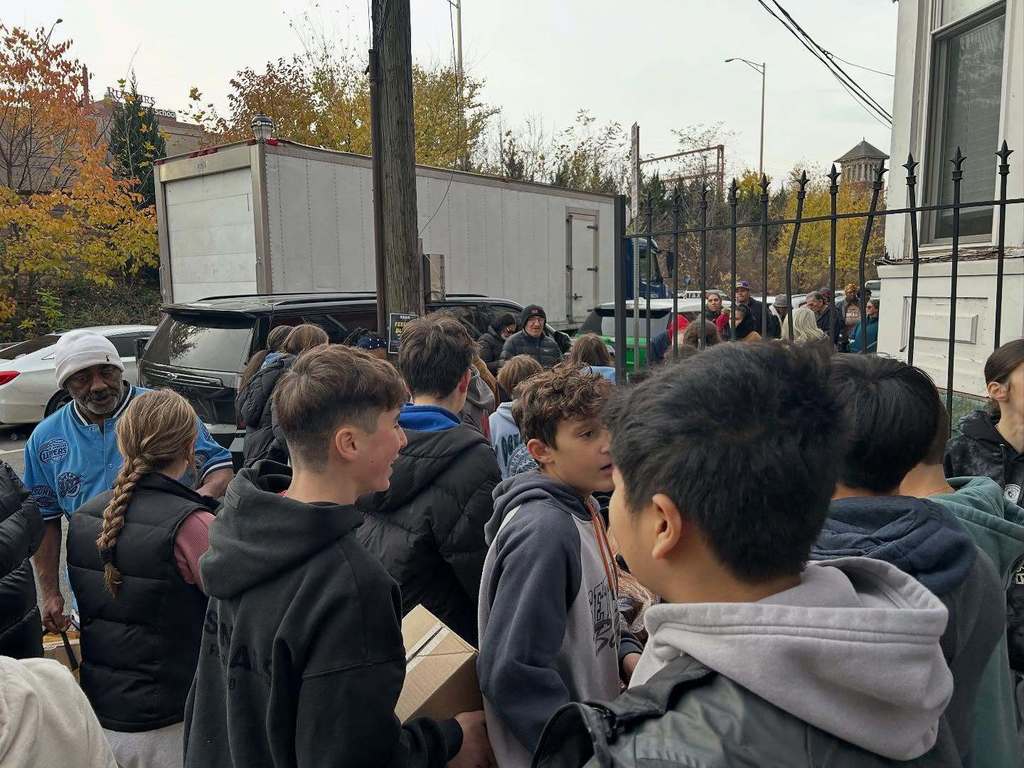 Students at The Apostles' House serving Thanksgiving Meals.