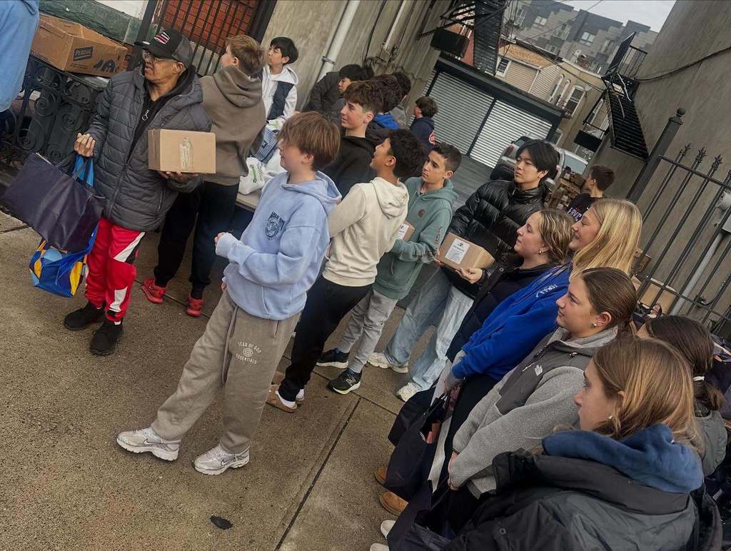Students at The Apostles' House serving Thanksgiving Meals.