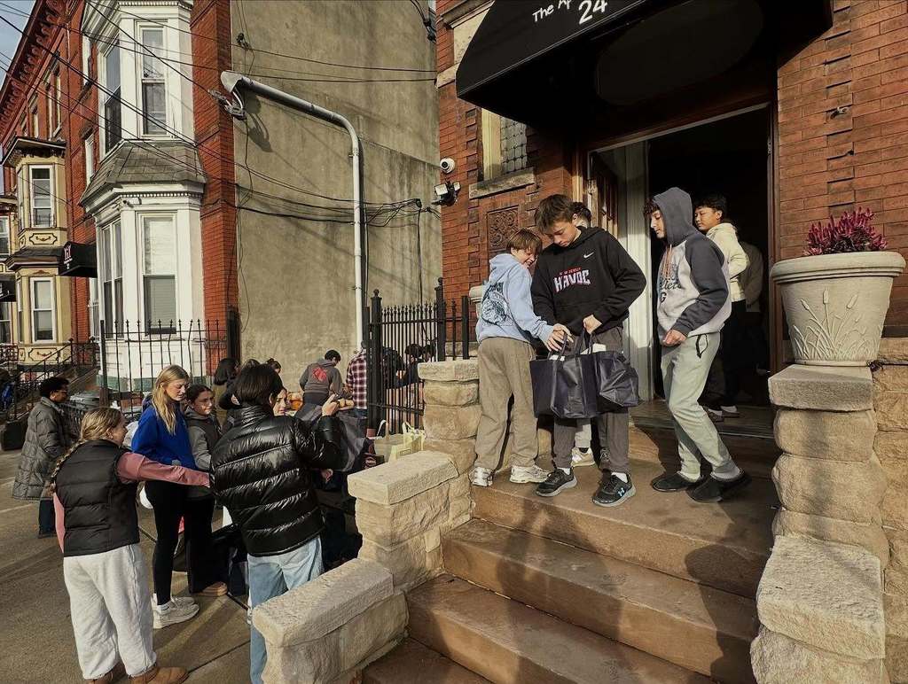 Students at The Apostles' House serving Thanksgiving Meals.