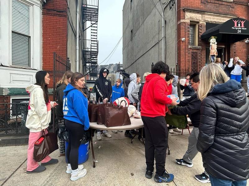 Students in Newark giving out meal bags for thanksgiving