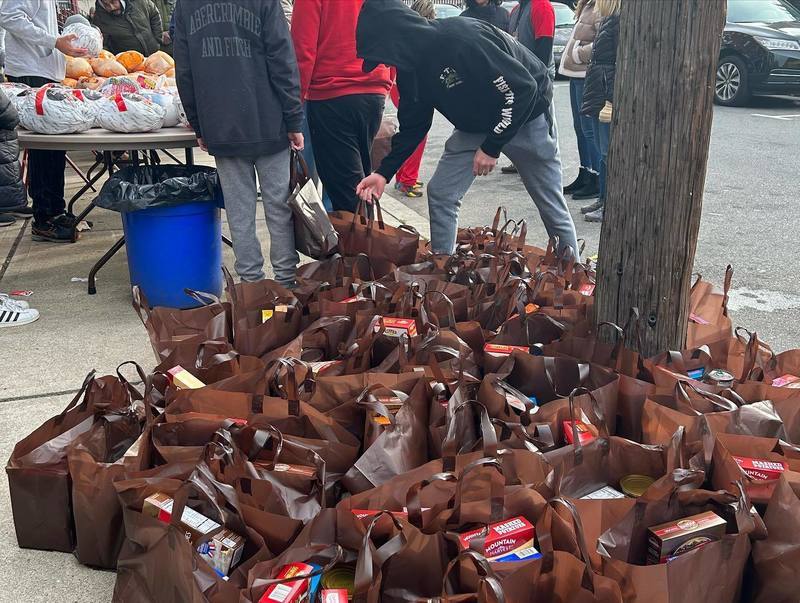 Students in Newark giving out meal bags for thanksgiving