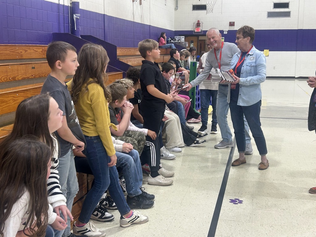 students receiving kiwanas books