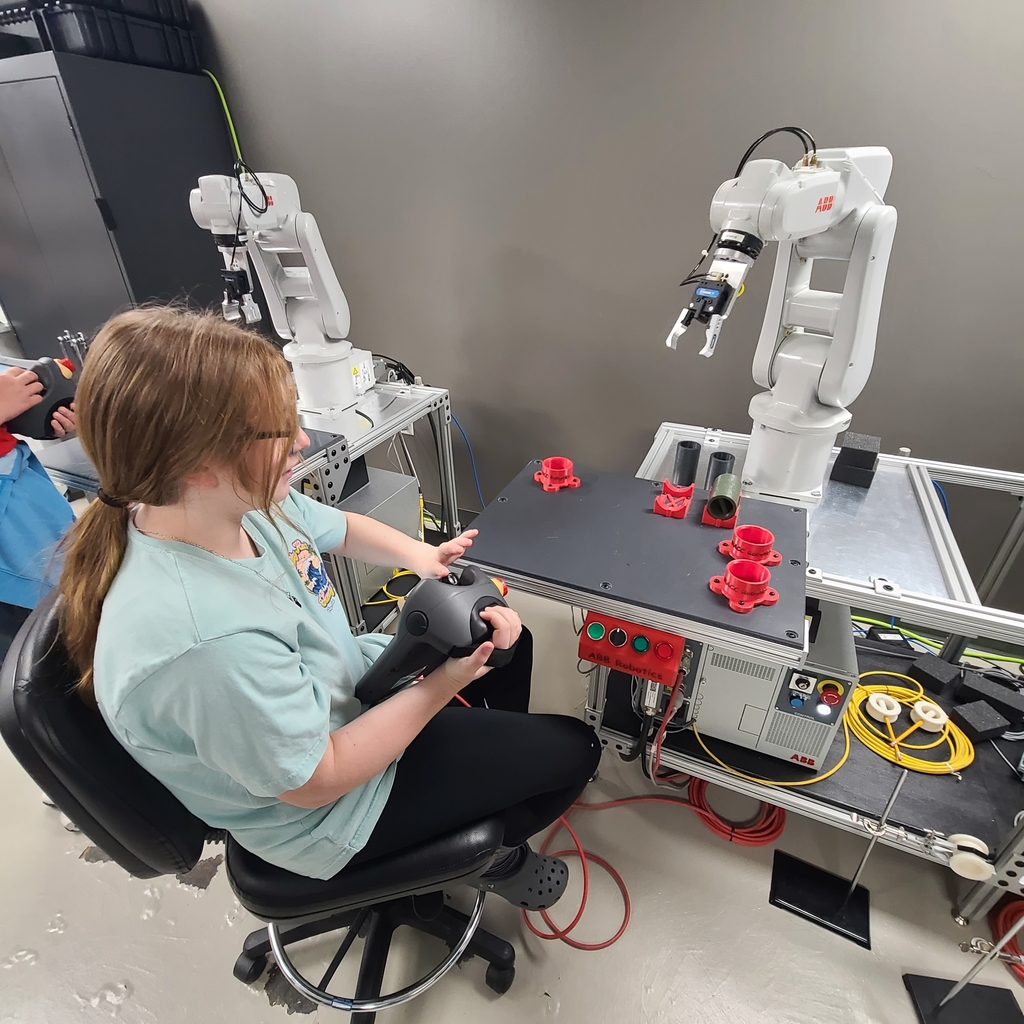 Mrs. Chott took students to MACC-Columbia to explore the Mechatronics Department. Students were able to learn about PLCs, AC/DC Electronics, and Robotics, and explore how these skills are used in advanced manufacturing and technology careers. 