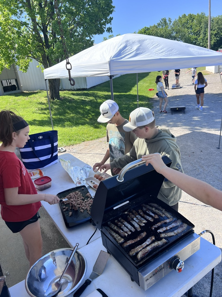 7th graders cooking outside 