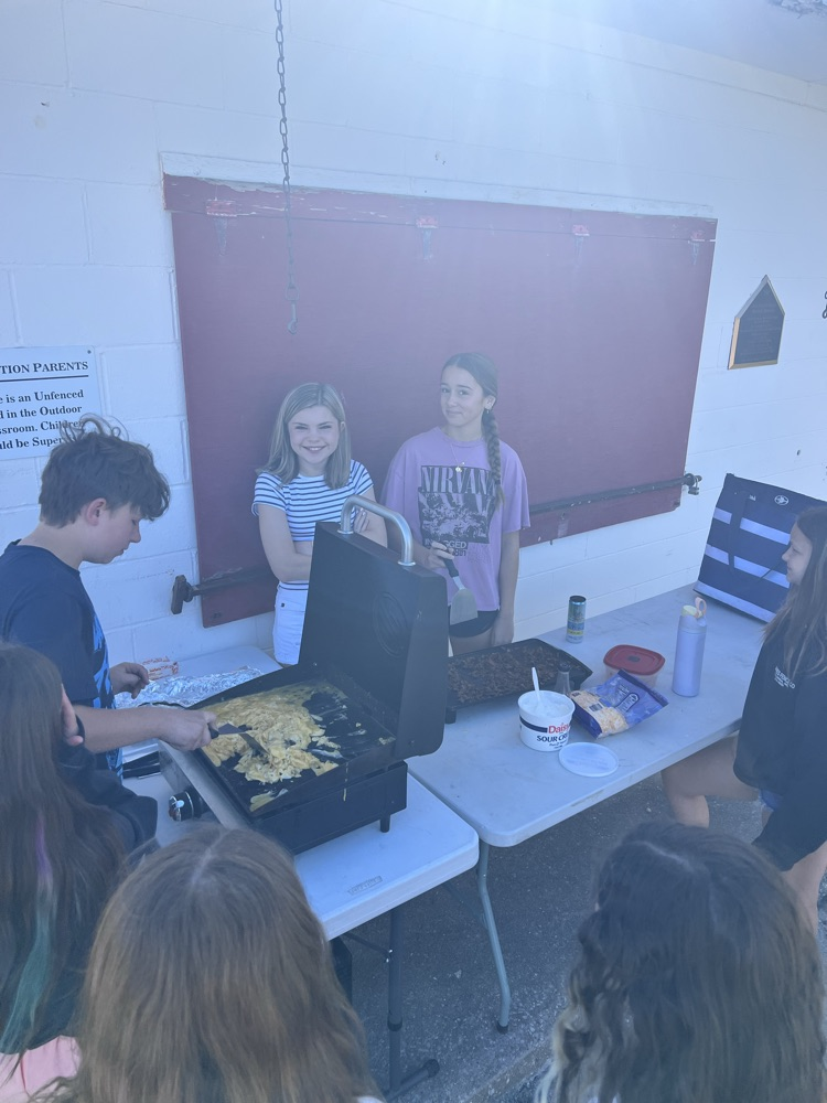 7th graders cooking outside 