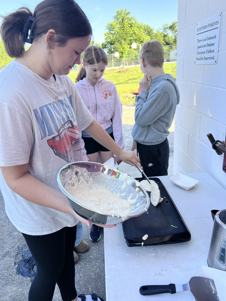 7th graders cooking outside 