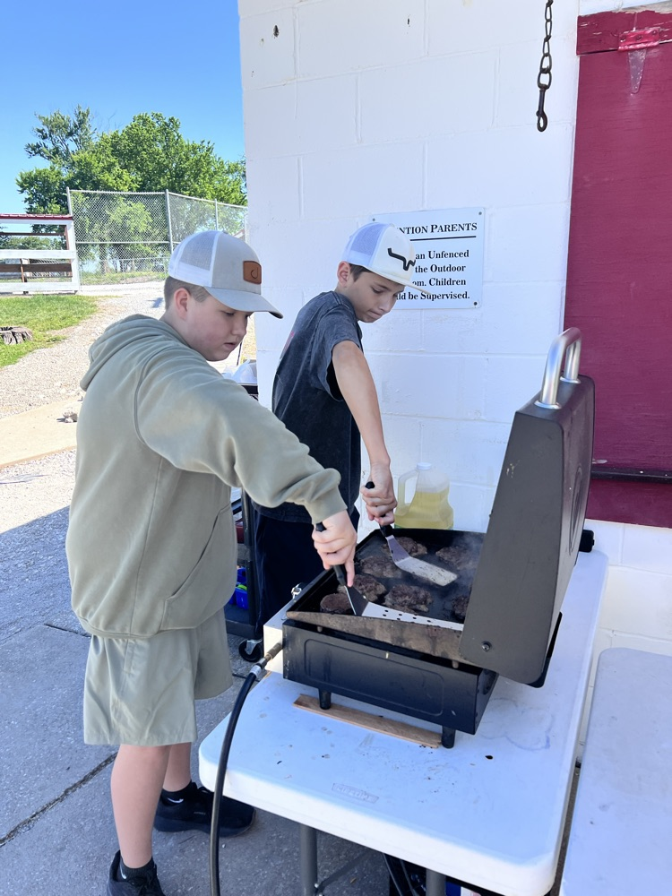 7th graders cooking outside 