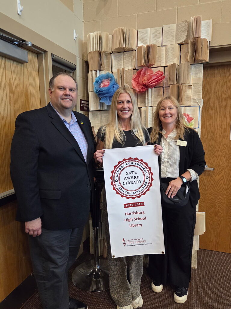 Eve Langerock receiving award from SATL Reps
