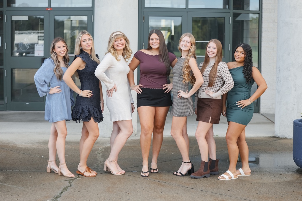 𝗦𝗲𝗻𝗶𝗼𝗿 𝗣𝗿𝗶𝗻𝗰𝗲𝘀𝘀𝗲𝘀 Julia Angiulli, Emma Bell, Breonna Dobbs, Morgan Hawkins, Bethany Howe, Molly Hugus, and Audra Skidmore