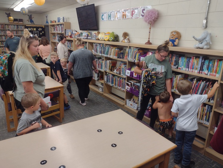 kids in library 