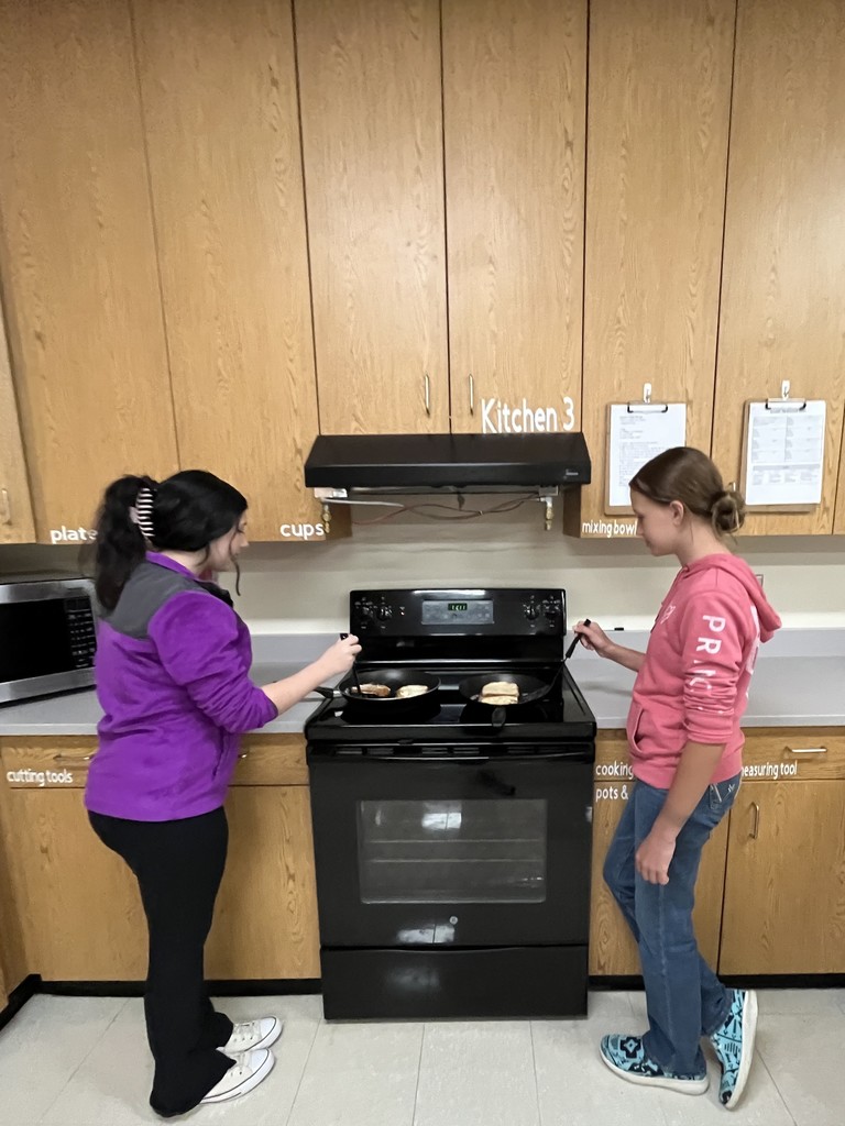 ✨🥞 Mrs. Tomlinson’s 7th Grade Menu Adventures class is cooking up something sweet — delicious French Toast! These students are learning their way around the kitchen one tasty bite at a time. 👩🍳👨🍳 #HMSeats #FutureChefs