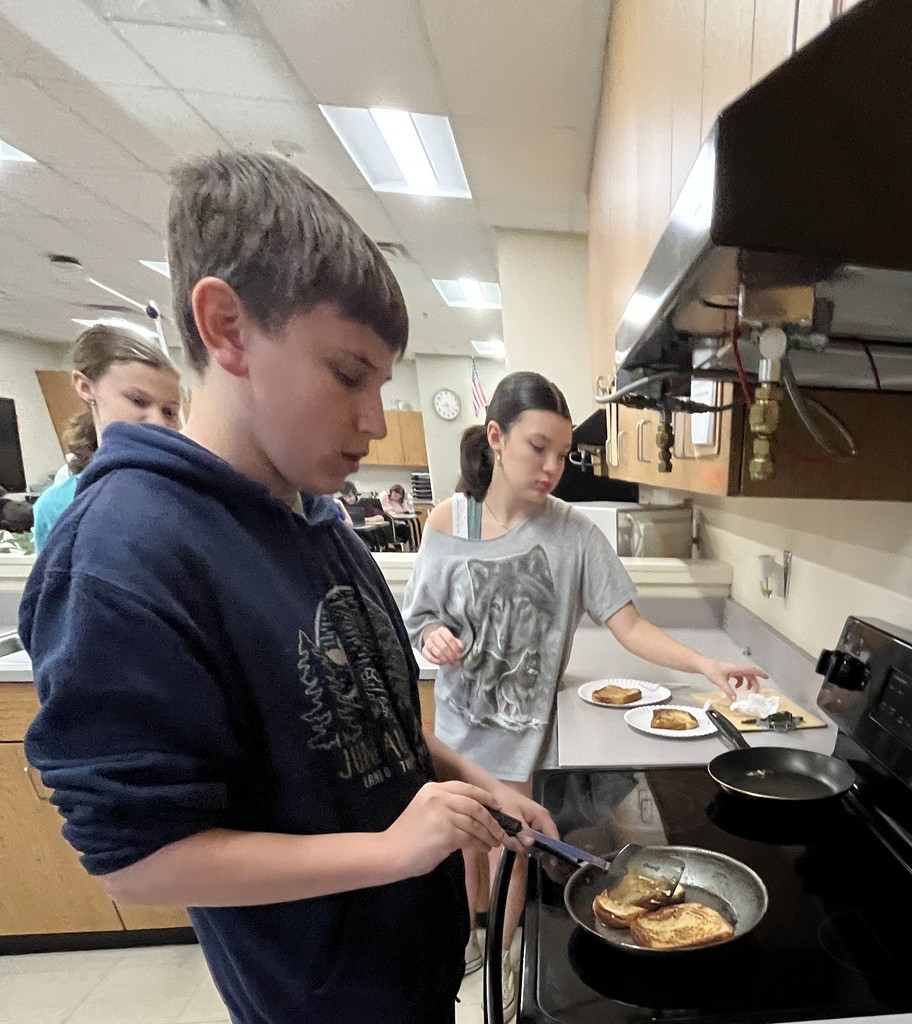✨🥞 Mrs. Tomlinson’s 7th Grade Menu Adventures class is cooking up something sweet — delicious French Toast! These students are learning their way around the kitchen one tasty bite at a time. 👩🍳👨🍳 #HMSeats #FutureChefs