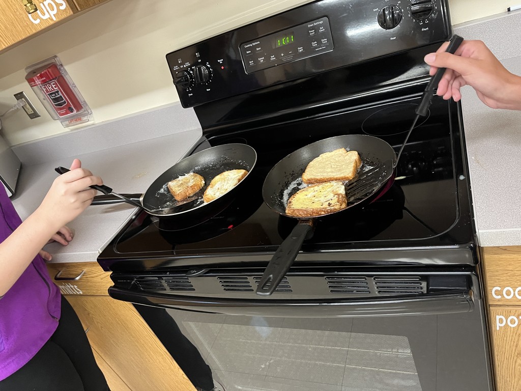 ✨🥞 Mrs. Tomlinson’s 7th Grade Menu Adventures class is cooking up something sweet — delicious French Toast! These students are learning their way around the kitchen one tasty bite at a time. 👩🍳👨🍳 #HMSeats #FutureChefs