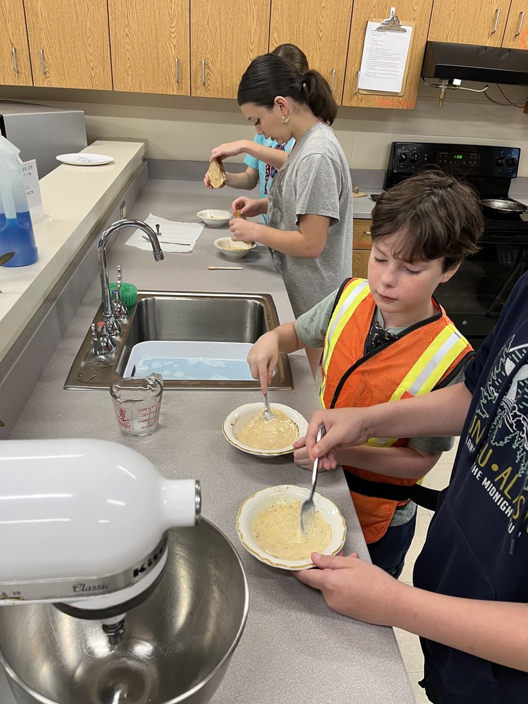 ✨🥞 Mrs. Tomlinson’s 7th Grade Menu Adventures class is cooking up something sweet — delicious French Toast! These students are learning their way around the kitchen one tasty bite at a time. 👩🍳👨🍳 #HMSeats #FutureChefs