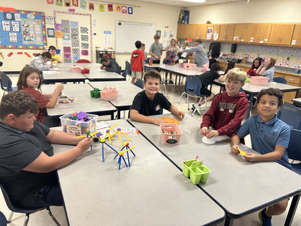 🎨 Creative Break! Mrs. Morgan’s 5th and 6th grade art students enjoyed some well-deserved free time after completing their amazing art pieces! 💙💛  Hard work pays off — time to relax and have a little fun! ✨ #HarrisonMiddleSchool #GreatGoblins #HMSArt #StudentCreativity