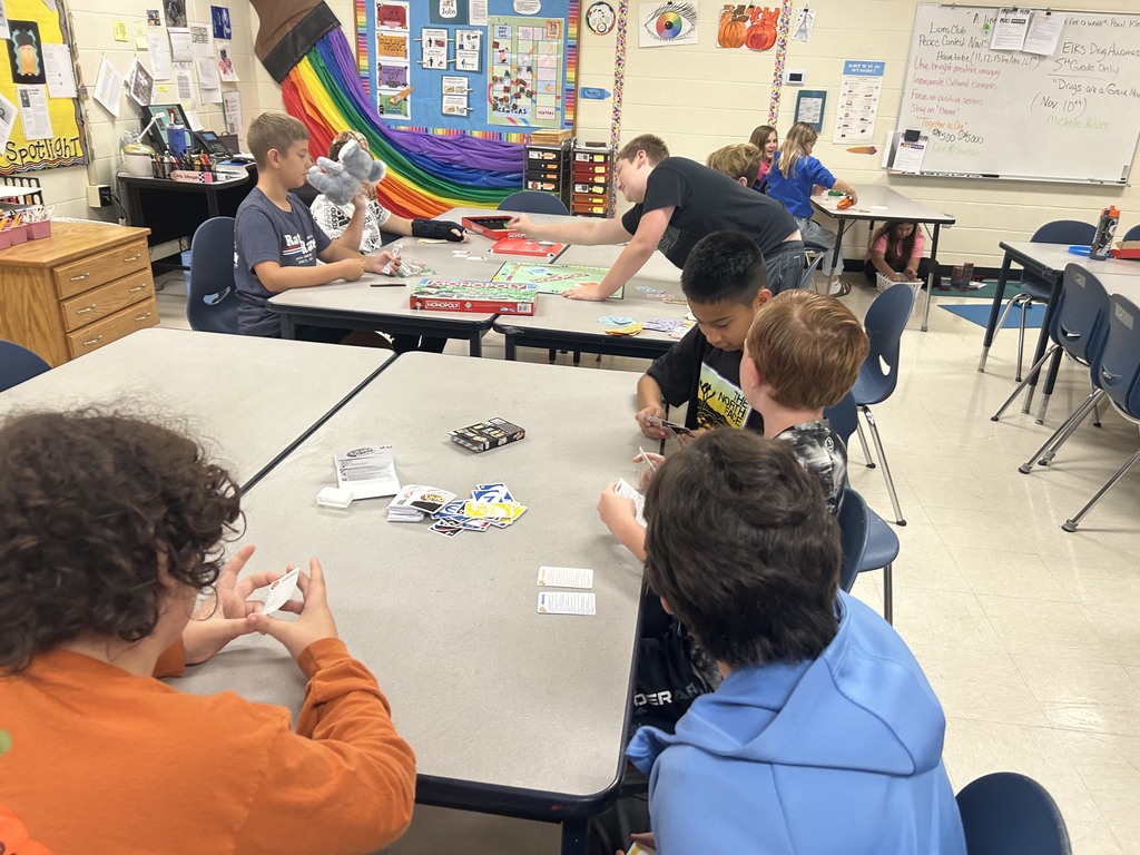 🎨 Creative Break! Mrs. Morgan’s 5th and 6th grade art students enjoyed some well-deserved free time after completing their amazing art pieces! 💙💛  Hard work pays off — time to relax and have a little fun! ✨ #HarrisonMiddleSchool #GreatGoblins #HMSArt #StudentCreativity