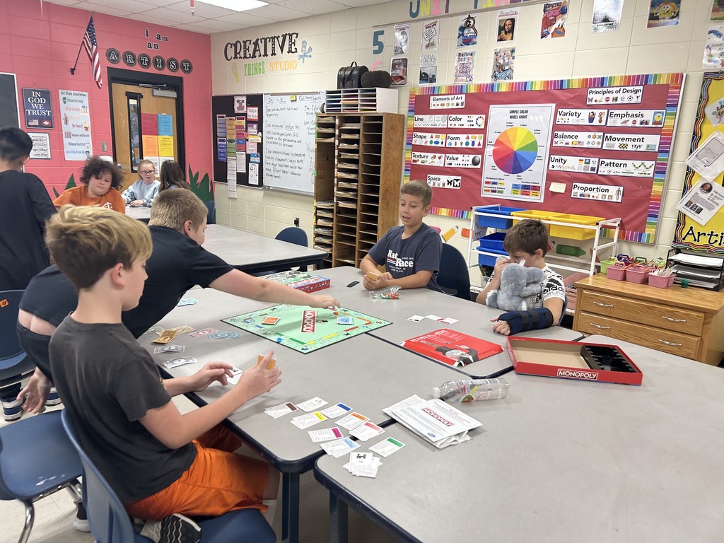 🎨 Creative Break! Mrs. Morgan’s 5th and 6th grade art students enjoyed some well-deserved free time after completing their amazing art pieces! 💙💛  Hard work pays off — time to relax and have a little fun! ✨ #HarrisonMiddleSchool #GreatGoblins #HMSArt #StudentCreativity