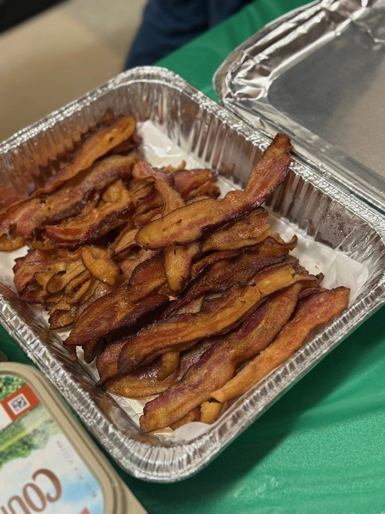 🎄🥞 Thank You from the 6th Grade Razorbacks! 🥞🎄  The Razorbacks would like to send a big thank you to Lauren and Ryan Caughron and RE/MAX Unlimited for treating our team to a delicious Christmas breakfast catered by Townhouse Café. It was yummy fun and a wonderful way to celebrate the season together!  We truly appreciate your generosity and support! 💙💛🐗