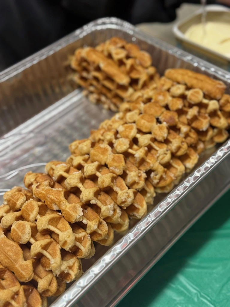 🎄🥞 Thank You from the 6th Grade Razorbacks! 🥞🎄  The Razorbacks would like to send a big thank you to Lauren and Ryan Caughron and RE/MAX Unlimited for treating our team to a delicious Christmas breakfast catered by Townhouse Café. It was yummy fun and a wonderful way to celebrate the season together!  We truly appreciate your generosity and support! 💙💛🐗