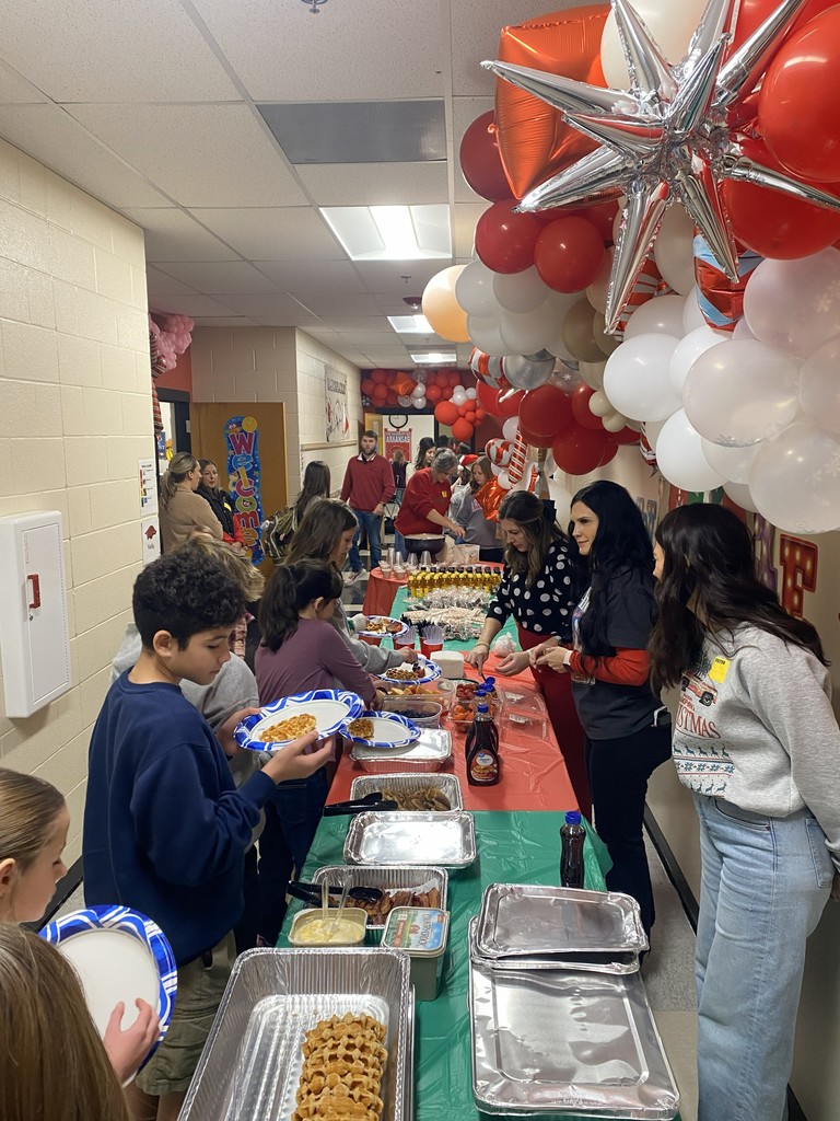 🎄🥞 Thank You from the 6th Grade Razorbacks! 🥞🎄  The Razorbacks would like to send a big thank you to Lauren and Ryan Caughron and RE/MAX Unlimited for treating our team to a delicious Christmas breakfast catered by Townhouse Café. It was yummy fun and a wonderful way to celebrate the season together!  We truly appreciate your generosity and support! 💙💛🐗