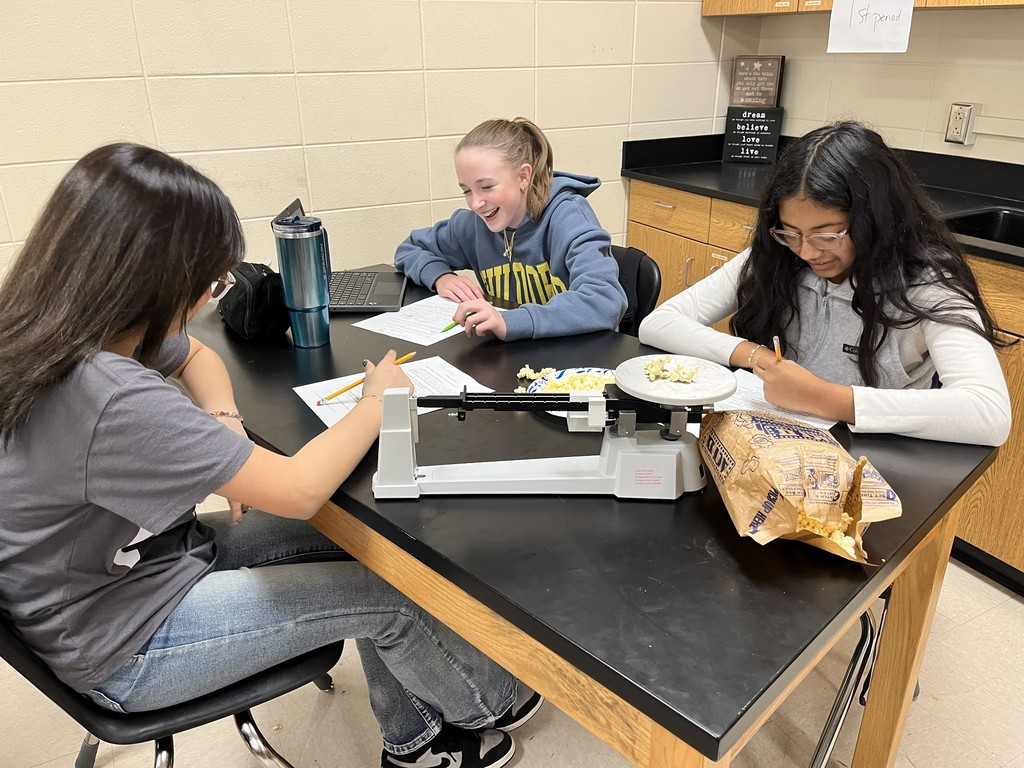 🍿 Popcorn Science in Action! 🍿  Our students explored what happens when popcorn pops! When heated, the water inside the kernel turns to steam, builds pressure, and POW!—the kernel bursts open. Even though the popcorn changes shape and size, no new substance is formed, making it a physical change.  Learning science through hands-on labs is always a poppin’ good time! 