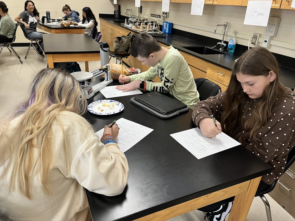 🍿 Popcorn Science in Action! 🍿  Our students explored what happens when popcorn pops! When heated, the water inside the kernel turns to steam, builds pressure, and POW!—the kernel bursts open. Even though the popcorn changes shape and size, no new substance is formed, making it a physical change.  Learning science through hands-on labs is always a poppin’ good time! 