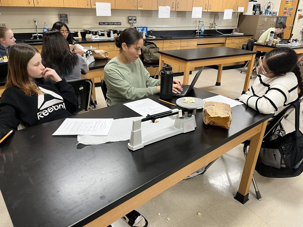 🍿 Popcorn Science in Action! 🍿  Our students explored what happens when popcorn pops! When heated, the water inside the kernel turns to steam, builds pressure, and POW!—the kernel bursts open. Even though the popcorn changes shape and size, no new substance is formed, making it a physical change.  Learning science through hands-on labs is always a poppin’ good time! 