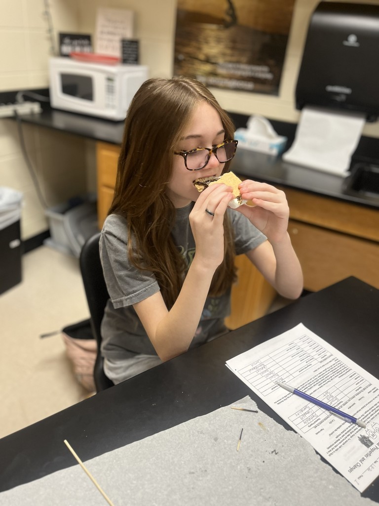  🔥🍫 S’more Science in Action! 🍫🔥 Mrs. Bryant’s class explored chemical and physical properties and changes with a fun s’mores lab! Students learned how everyday activities, such as cooking, involve both physical and chemical changes—proving that science can be both educational and delicious! 😄👩‍🔬👨‍🔬