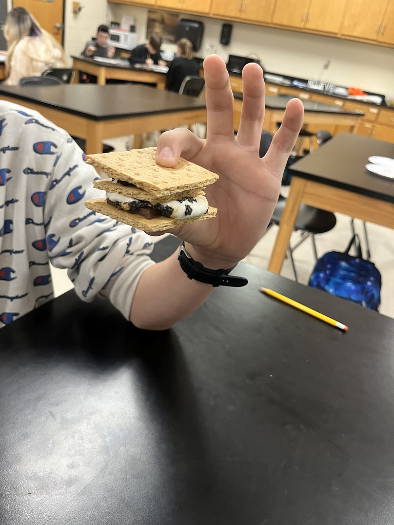  🔥🍫 S’more Science in Action! 🍫🔥 Mrs. Bryant’s class explored chemical and physical properties and changes with a fun s’mores lab! Students learned how everyday activities, such as cooking, involve both physical and chemical changes—proving that science can be both educational and delicious! 😄👩‍🔬👨‍🔬