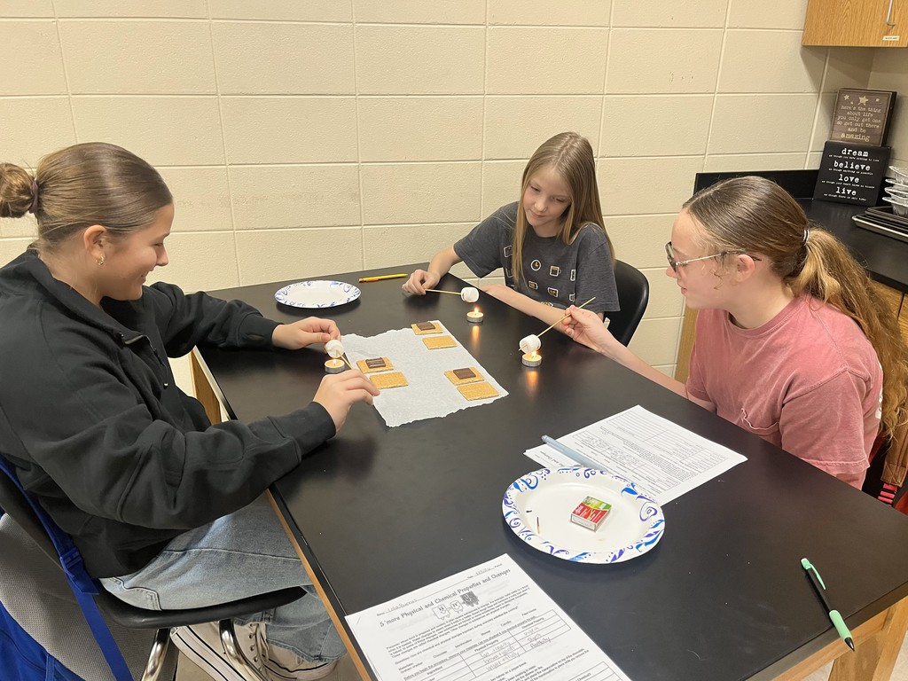  🔥🍫 S’more Science in Action! 🍫🔥 Mrs. Bryant’s class explored chemical and physical properties and changes with a fun s’mores lab! Students learned how everyday activities, such as cooking, involve both physical and chemical changes—proving that science can be both educational and delicious! 😄👩‍🔬👨‍🔬
