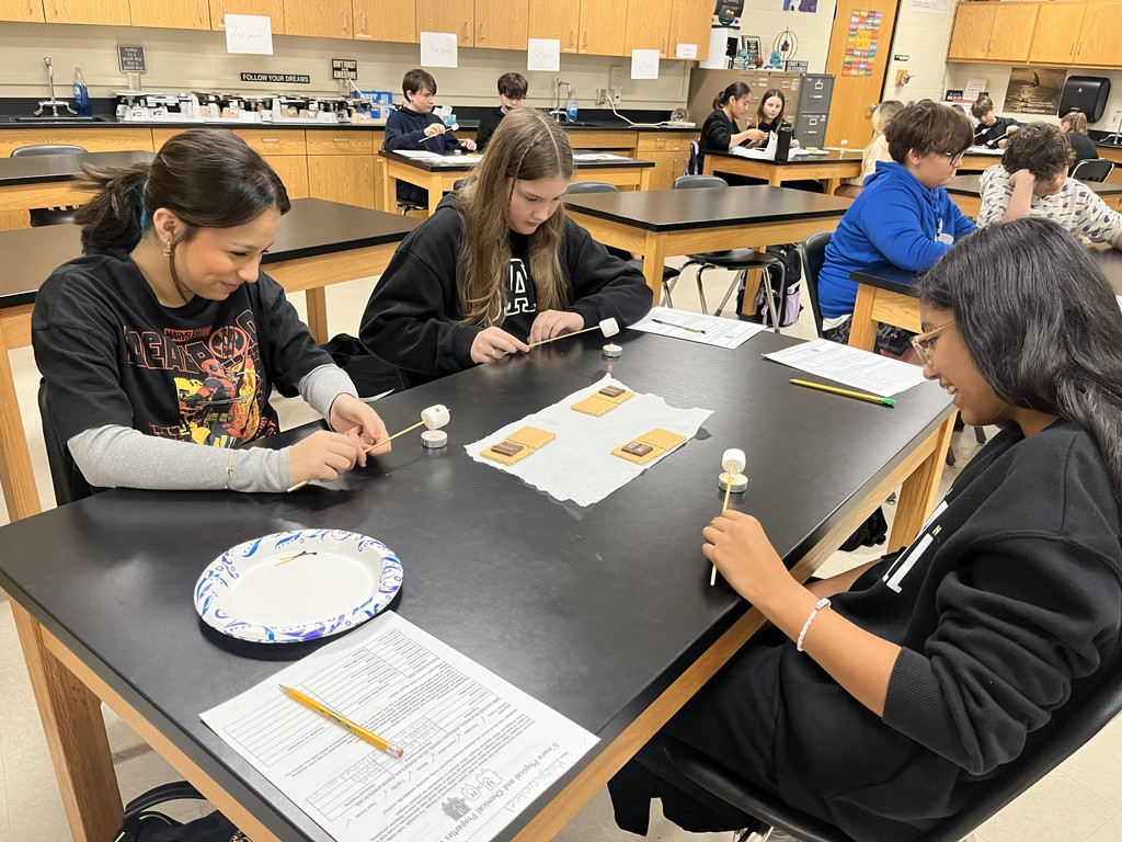  🔥🍫 S’more Science in Action! 🍫🔥 Mrs. Bryant’s class explored chemical and physical properties and changes with a fun s’mores lab! Students learned how everyday activities, such as cooking, involve both physical and chemical changes—proving that science can be both educational and delicious! 😄👩‍🔬👨‍🔬