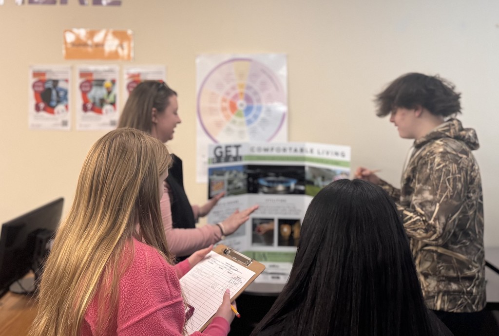 Students in Mrs. O'Dell's Career Development class got real this week! Get Real is a program created by the University of Arkansas Research & Extension. Thank you to our local Boone County Extension Service for bringing this outstanding program to Harrison Middle School. Local agents partner with parents/guardians and community stakeholders to help students understand the impact education has on career options and lifestyle.