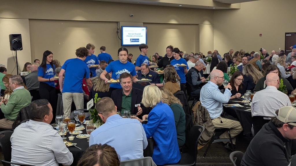 HHS students serving at Chamber banquet