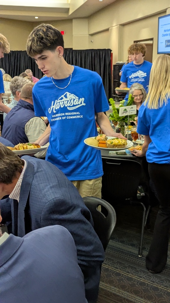 HHS students serving at Chamber banquet